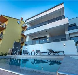 4 bedroom villa with infinity pool and sea views in Crikvencia, Rijeka, sleeps 8